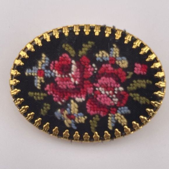 Romantic Vintage Victorian Style Woven Needlepoint Floral Brooch Pin Gold Tone - Picture 3 of 4